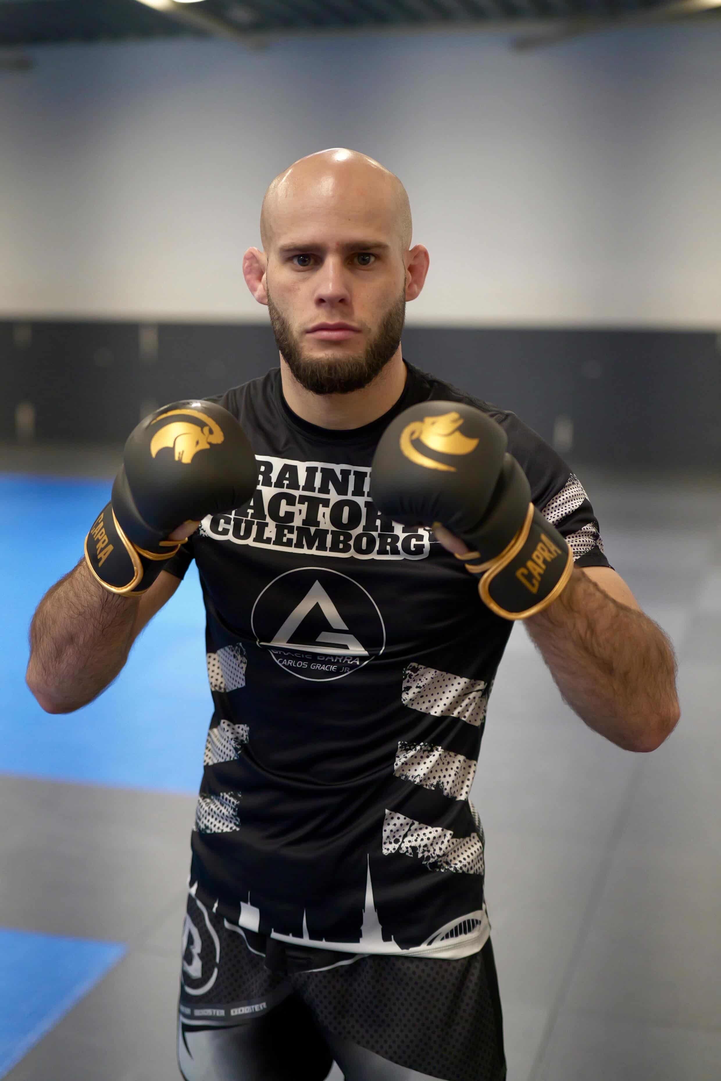 Pro MMA vechter met Capra Core handschoenen