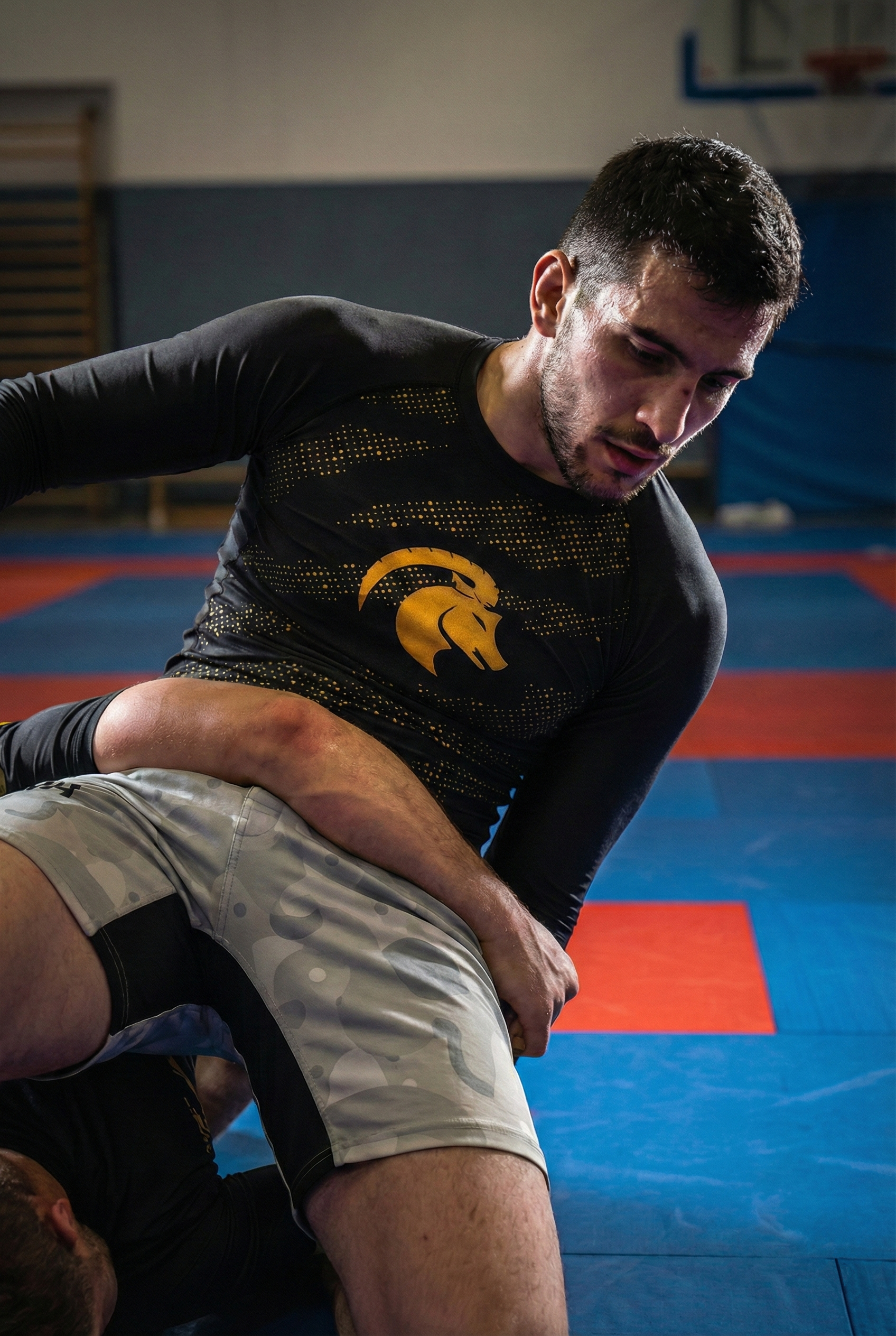 Man traint grappling in Capra Core rashguard