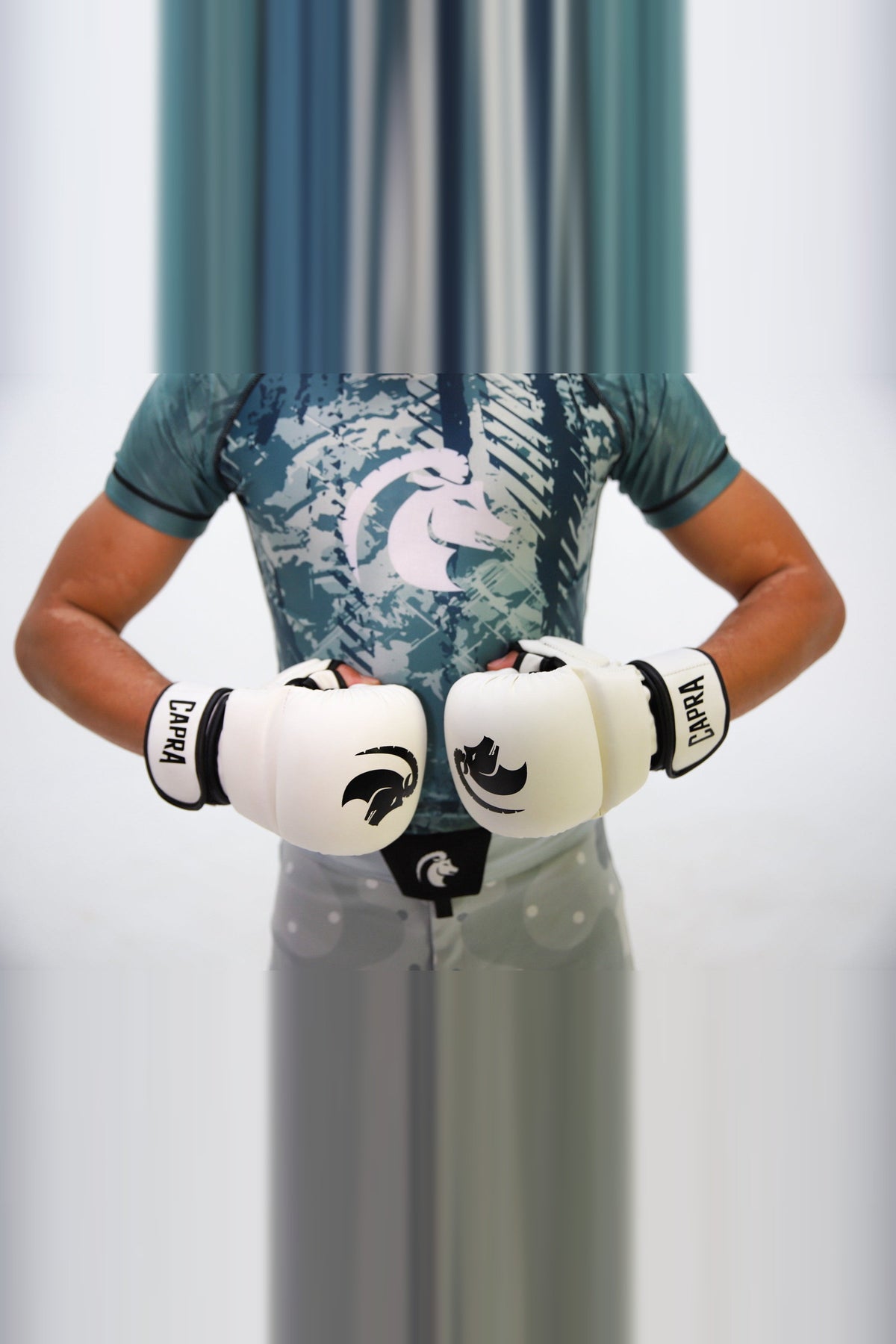 CAPRA MMA Sparring Gloves - zwart en wit naast elkaar, bovenaanzicht