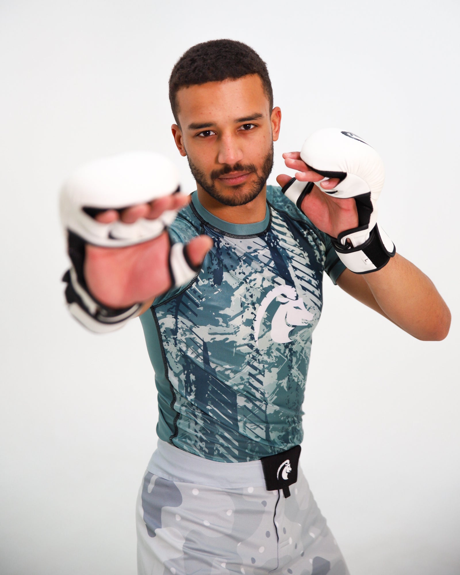 CAPRA MMA Sparring Gloves wit - vooraanzicht