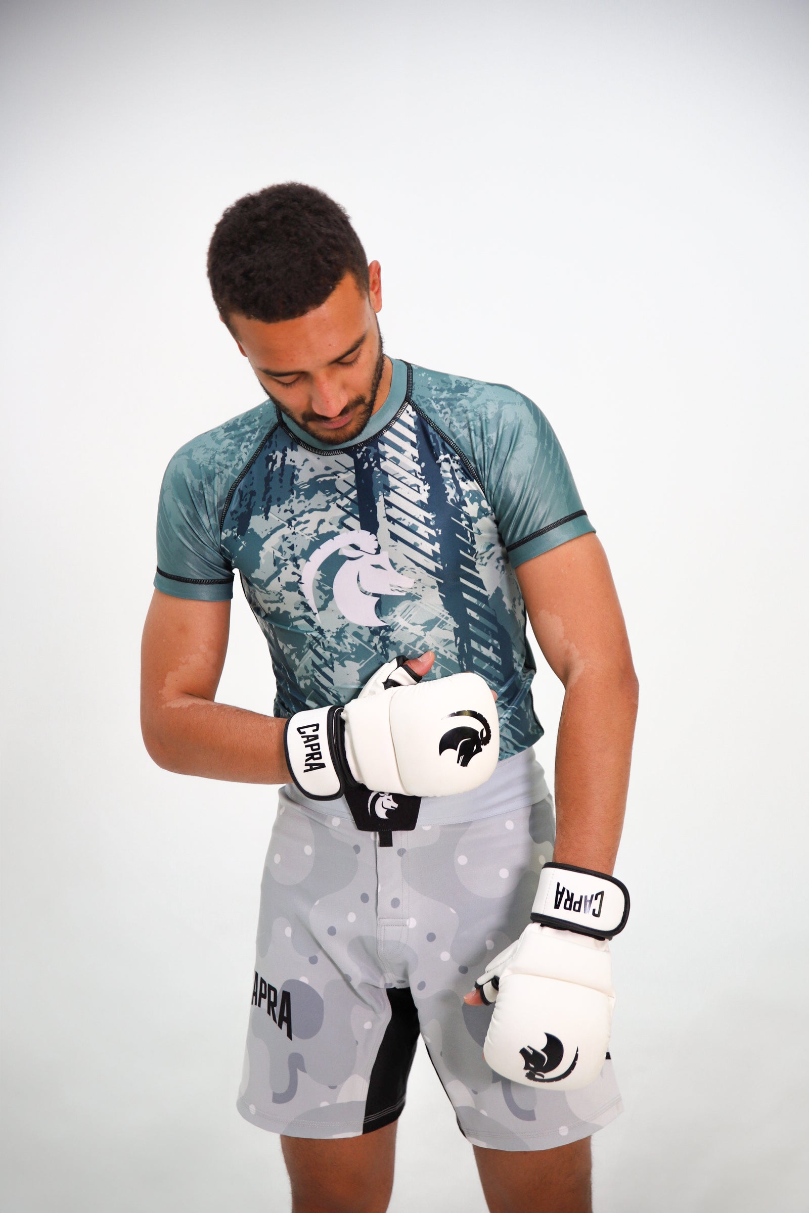CAPRA MMA handschoenen wit - gedragen bij padwerk