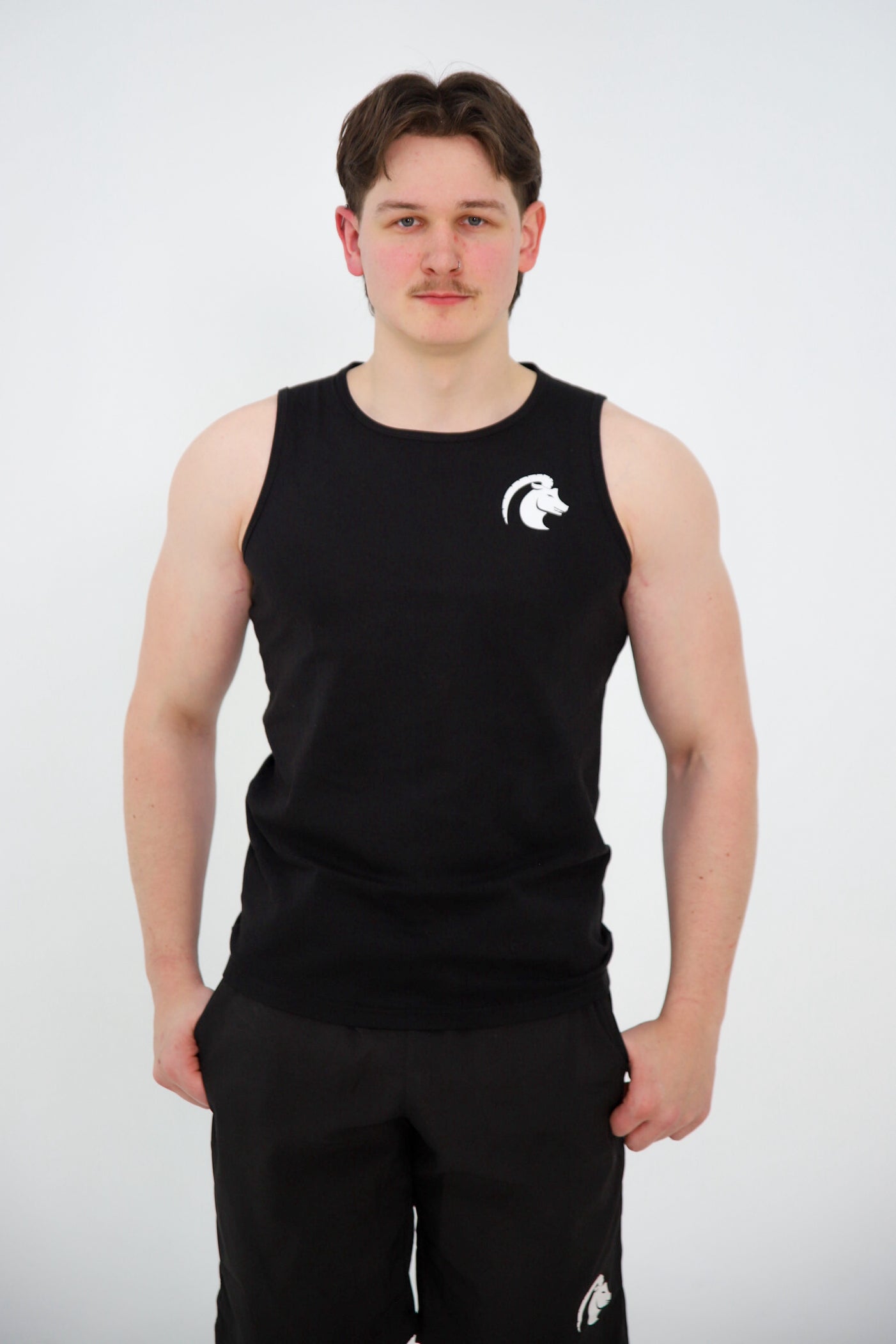 Capra Core zwarte tanktop gedragen tijdens gym