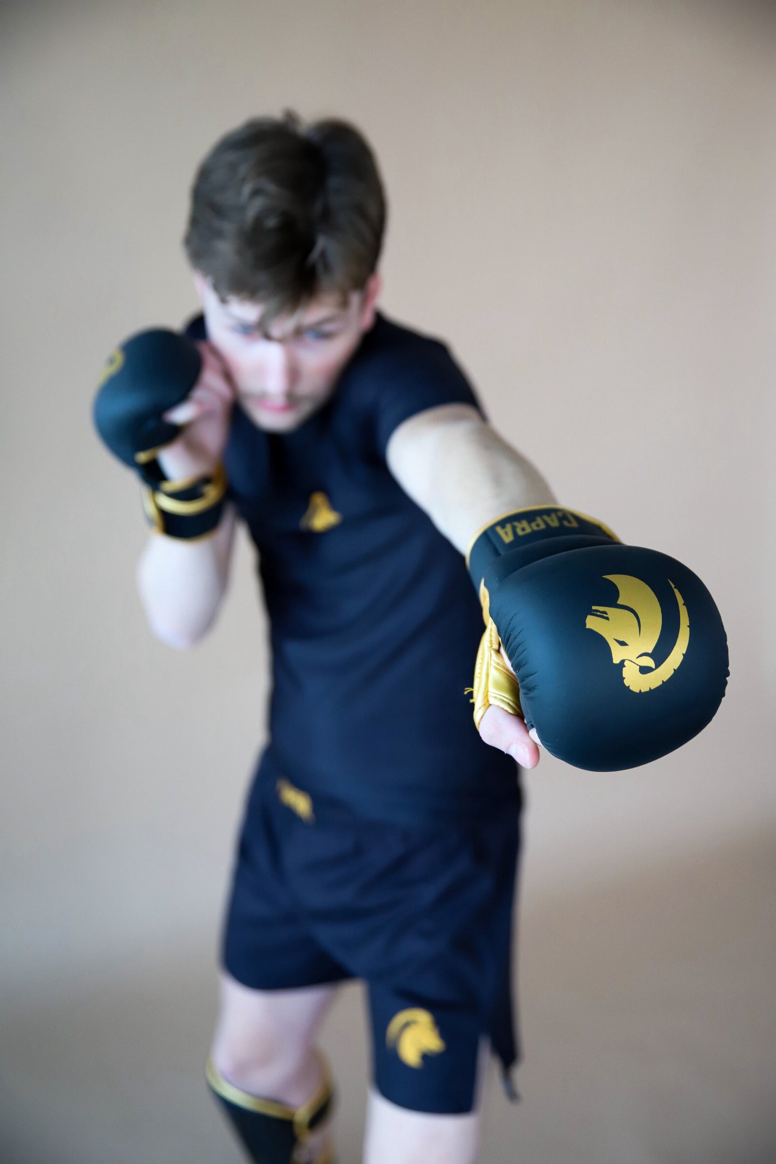 Capra Core sparring gloves Gold Edition gedragen tijdens training