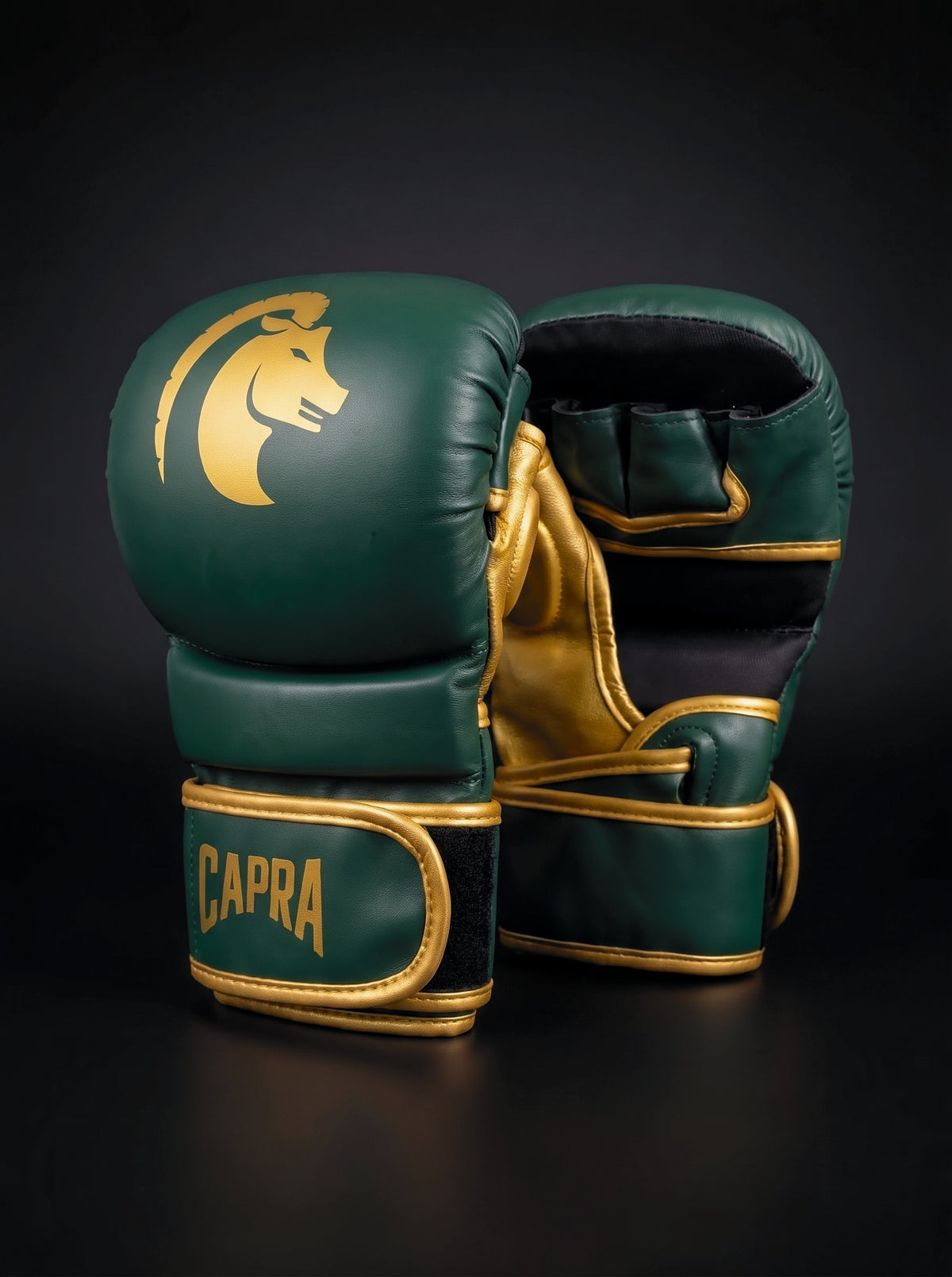Capra MMA Sparring Gloves Gold Edition groen/goud - vooraanzicht en handpalm #Kleur_Groen