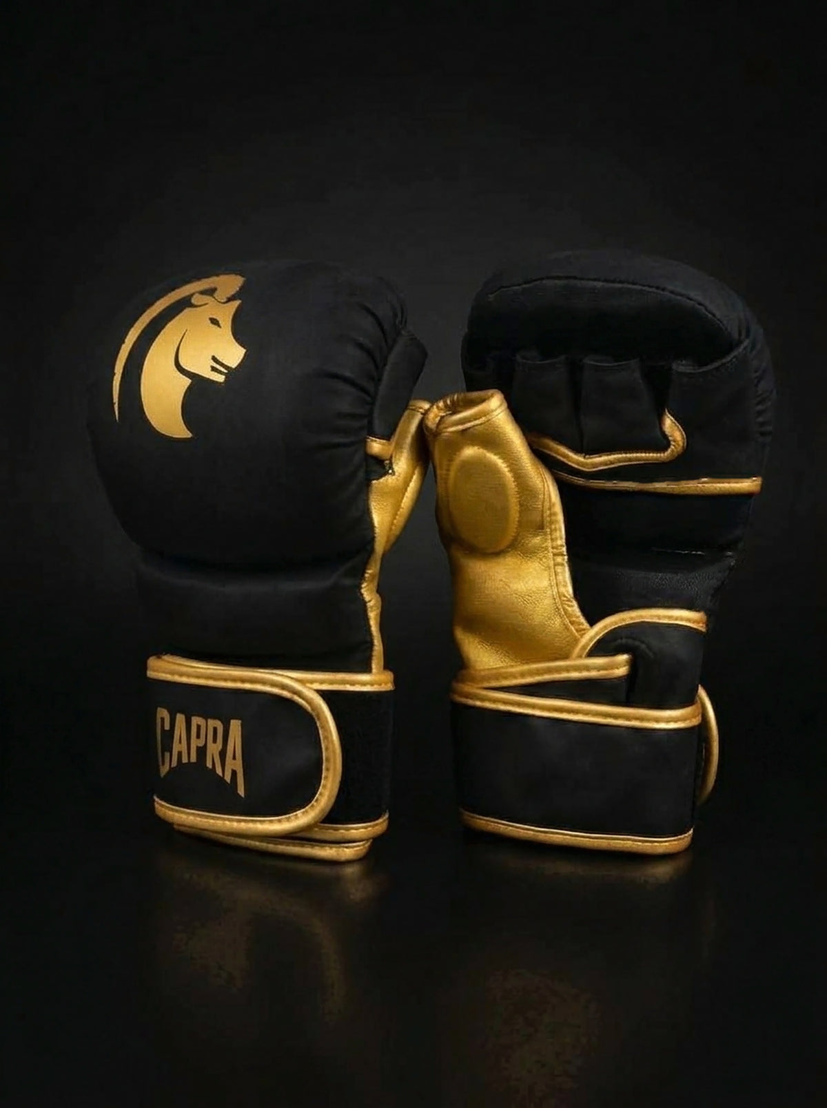 Capra MMA Sparring Gloves Gold Edition zwart/goud - schuin aanzicht #Kleur_Zwart