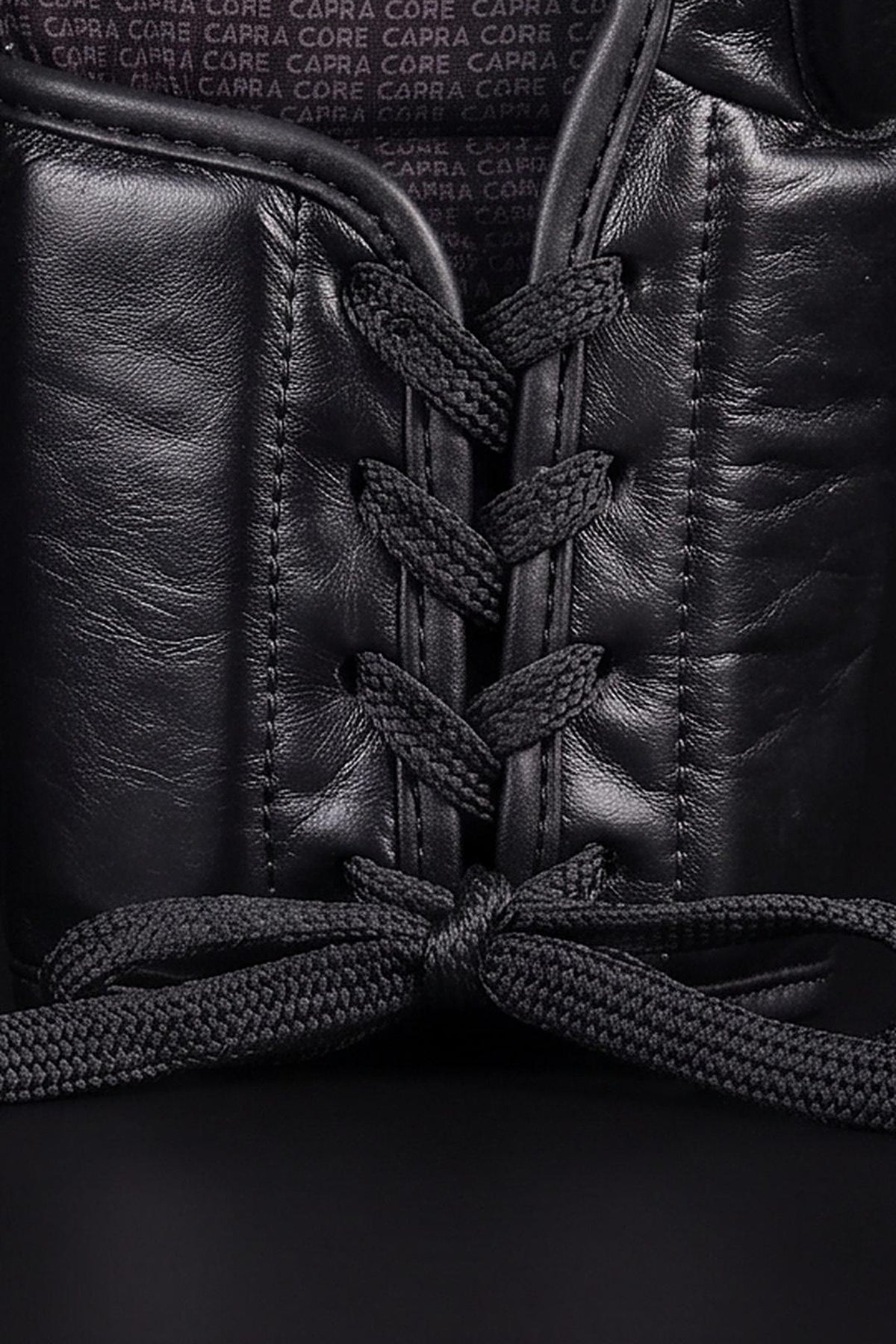 CAPRA Laced MMA Sparring Gloves - vetersluiting en polsondersteuning detail