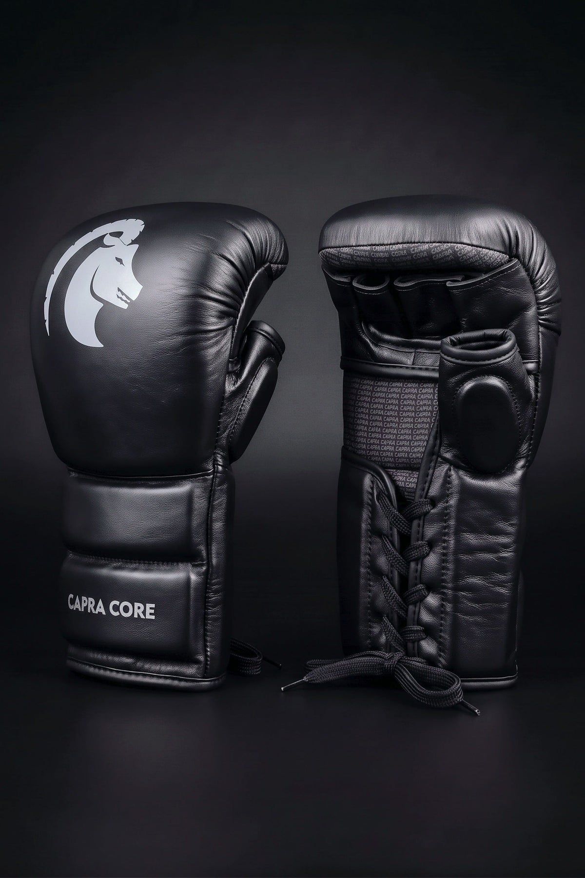 CAPRA Laced MMA Sparring Gloves zwart - schuin aanzicht met vetersluiting en binnenkant