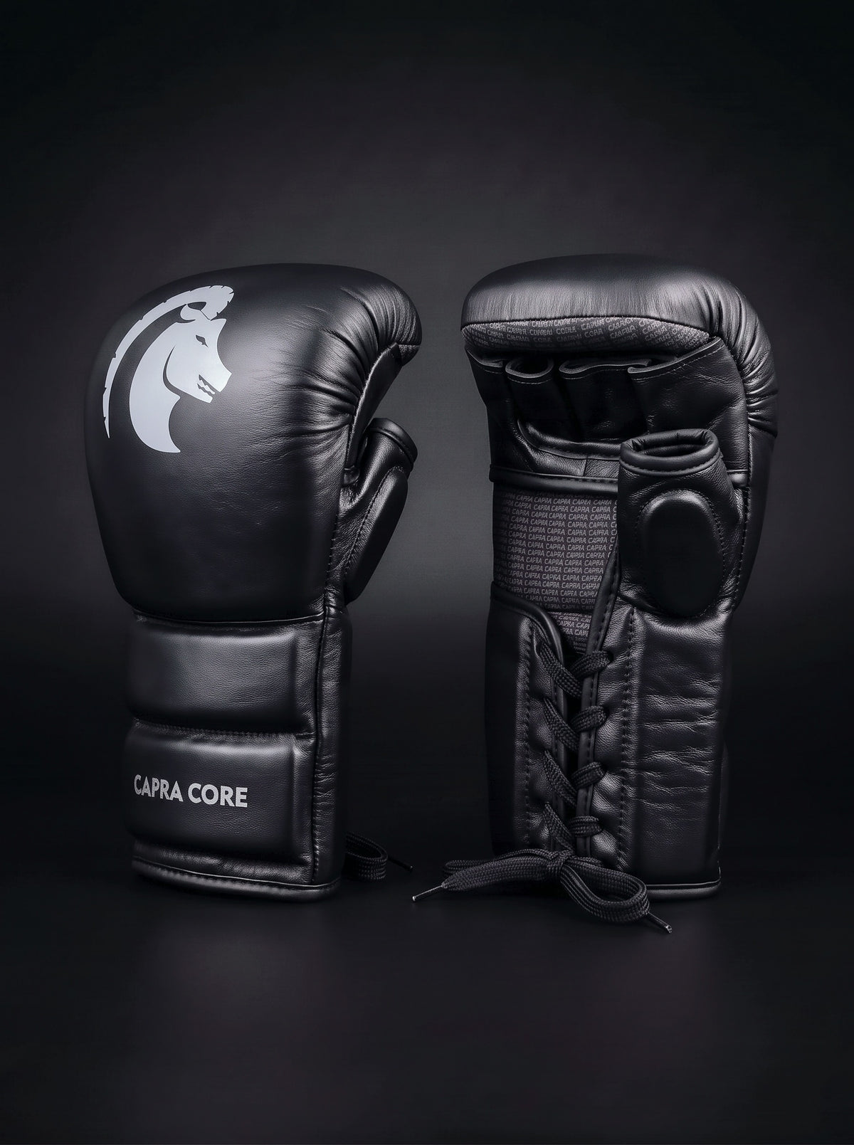 CAPRA Laced MMA Sparring Gloves zwart - schuin aanzicht met vetersluiting en binnenkant