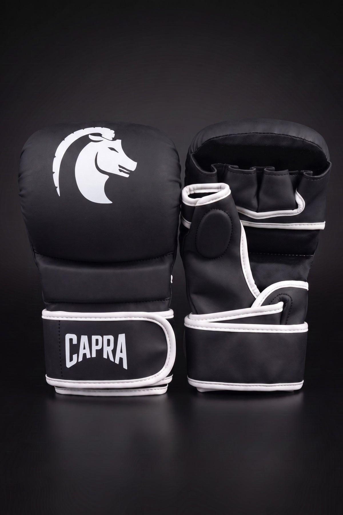 CAPRA MMA Sparring Gloves Core Edition - Mat zwart met wit logo, studio