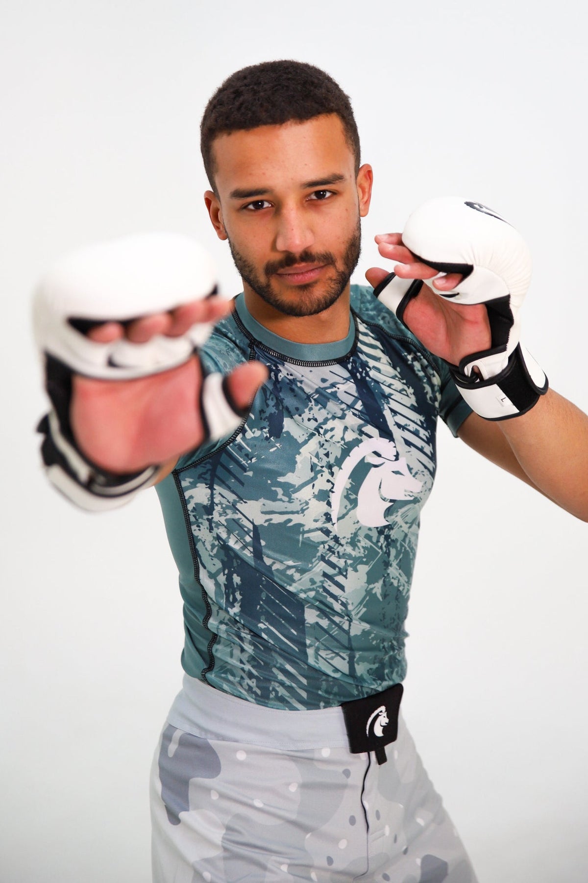 CAPRA MMA Sparring Gloves wit - vooraanzicht