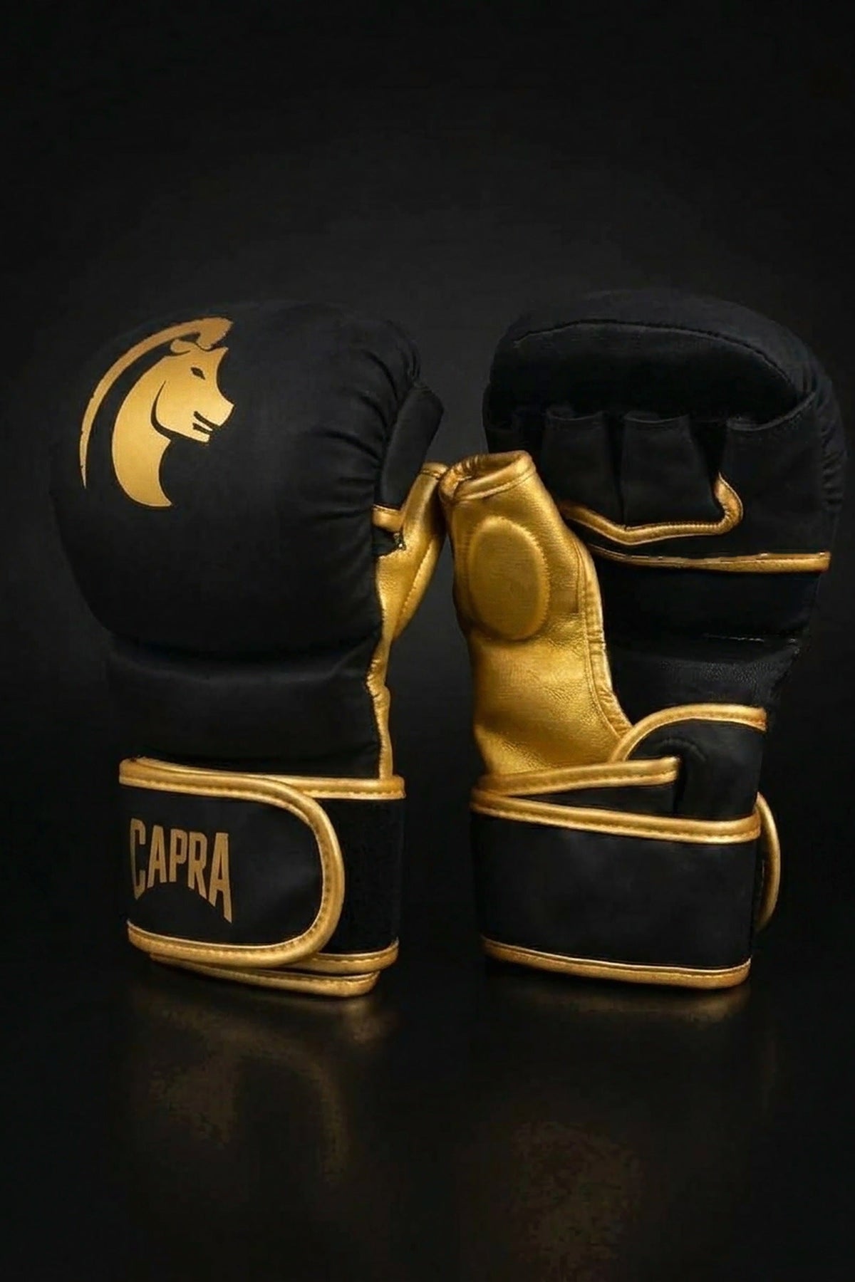 Capra MMA Sparring Gloves Gold Edition zwart/goud - schuin aanzicht #Kleur_Zwart