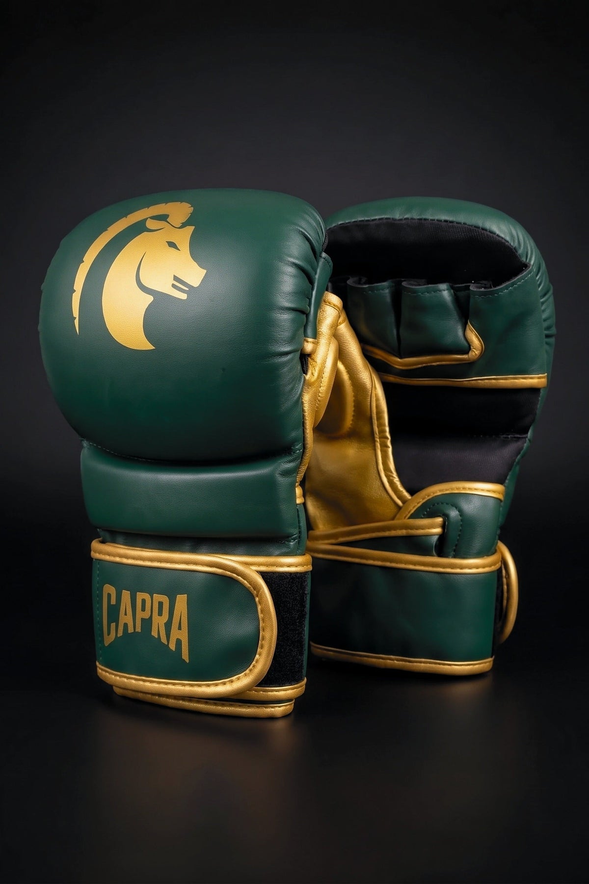Capra MMA Sparring Gloves Gold Edition groen/goud - vooraanzicht en handpalm #Kleur_Groen