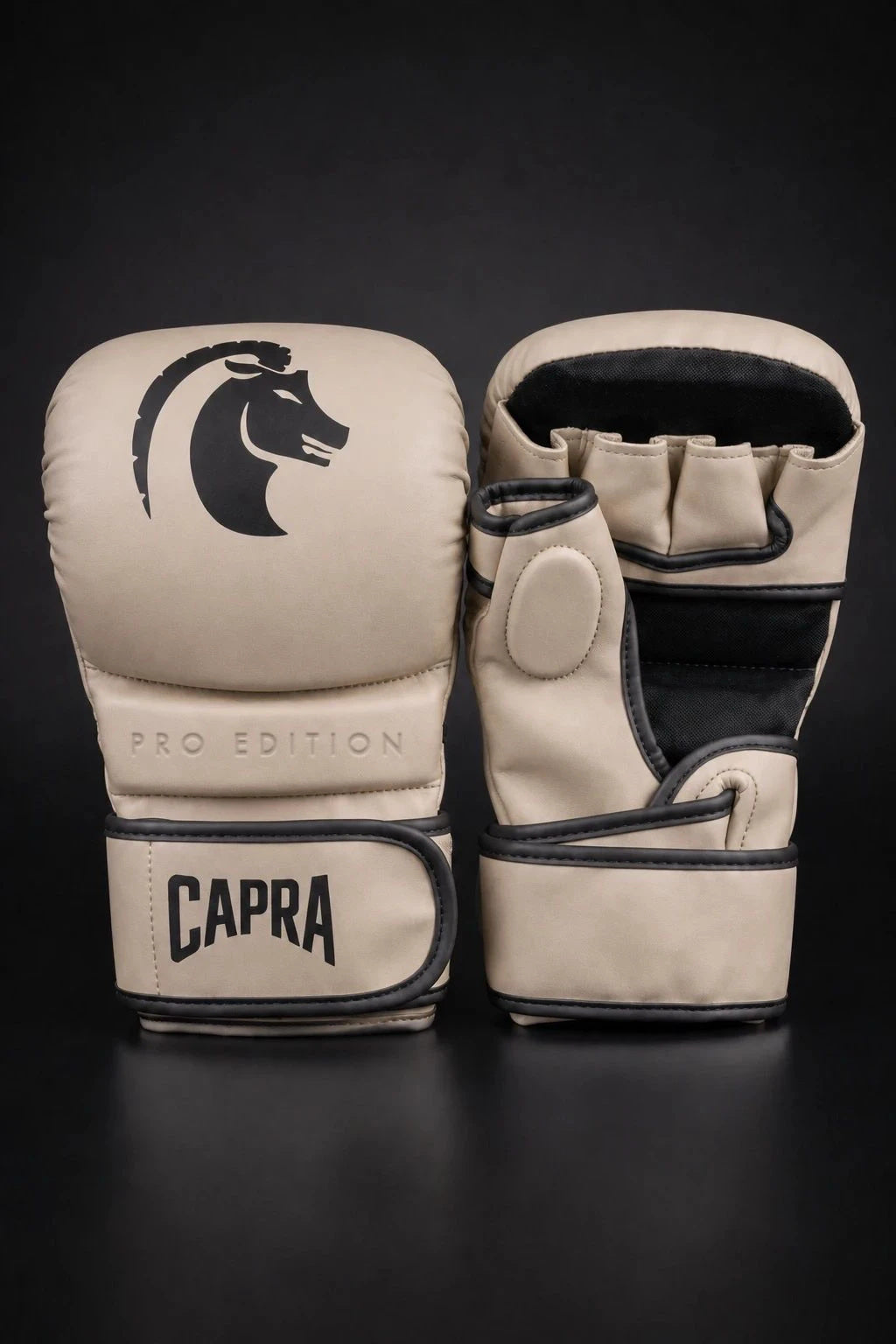 CAPRA MMA Sparring Gloves Pro Edition - beige premium leer met zwarte bies, voor- en binnenkant, studio