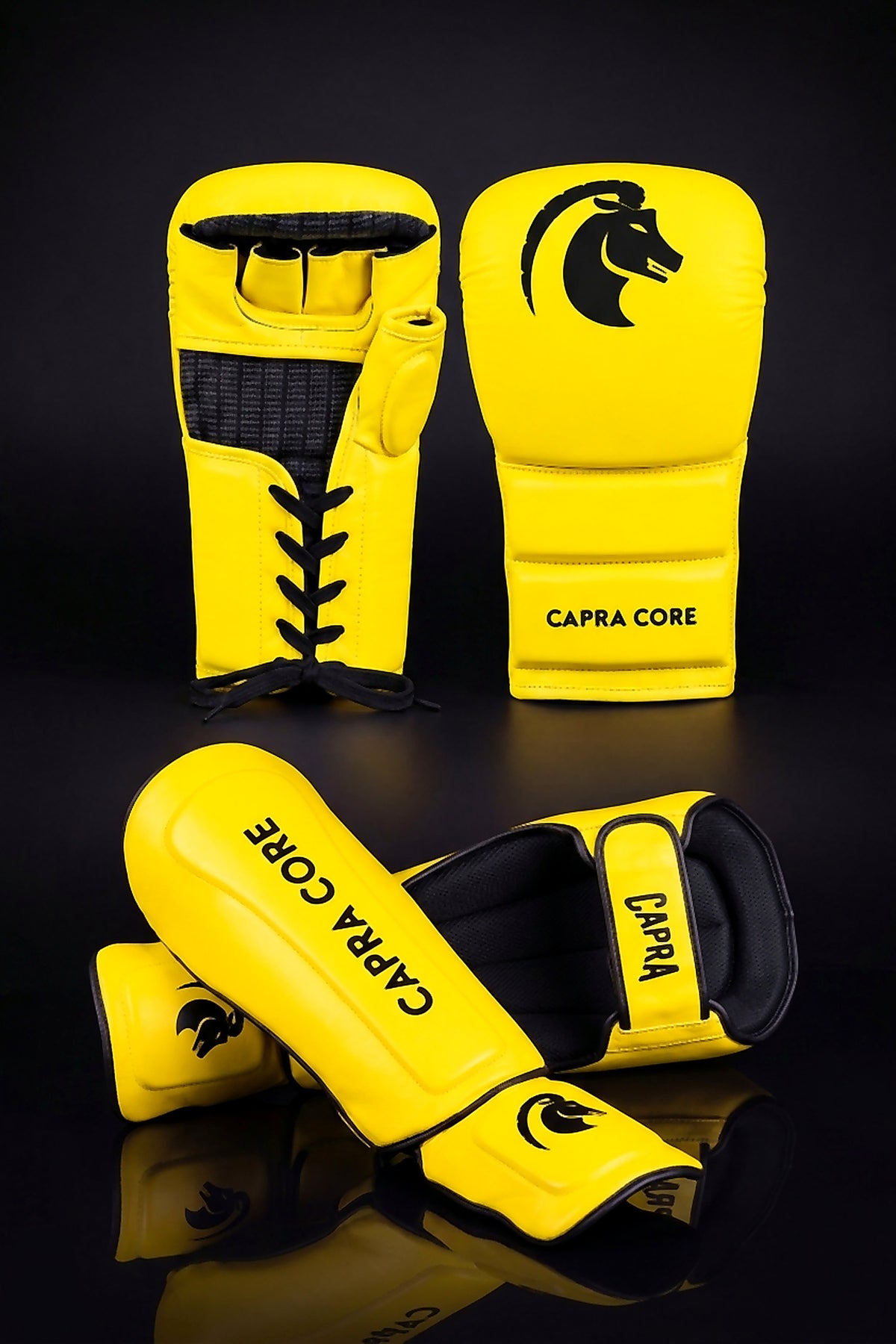 Capra Laced Fight Set in geel met zwart - MMA sparringhandschoenen en scheenbeschermers