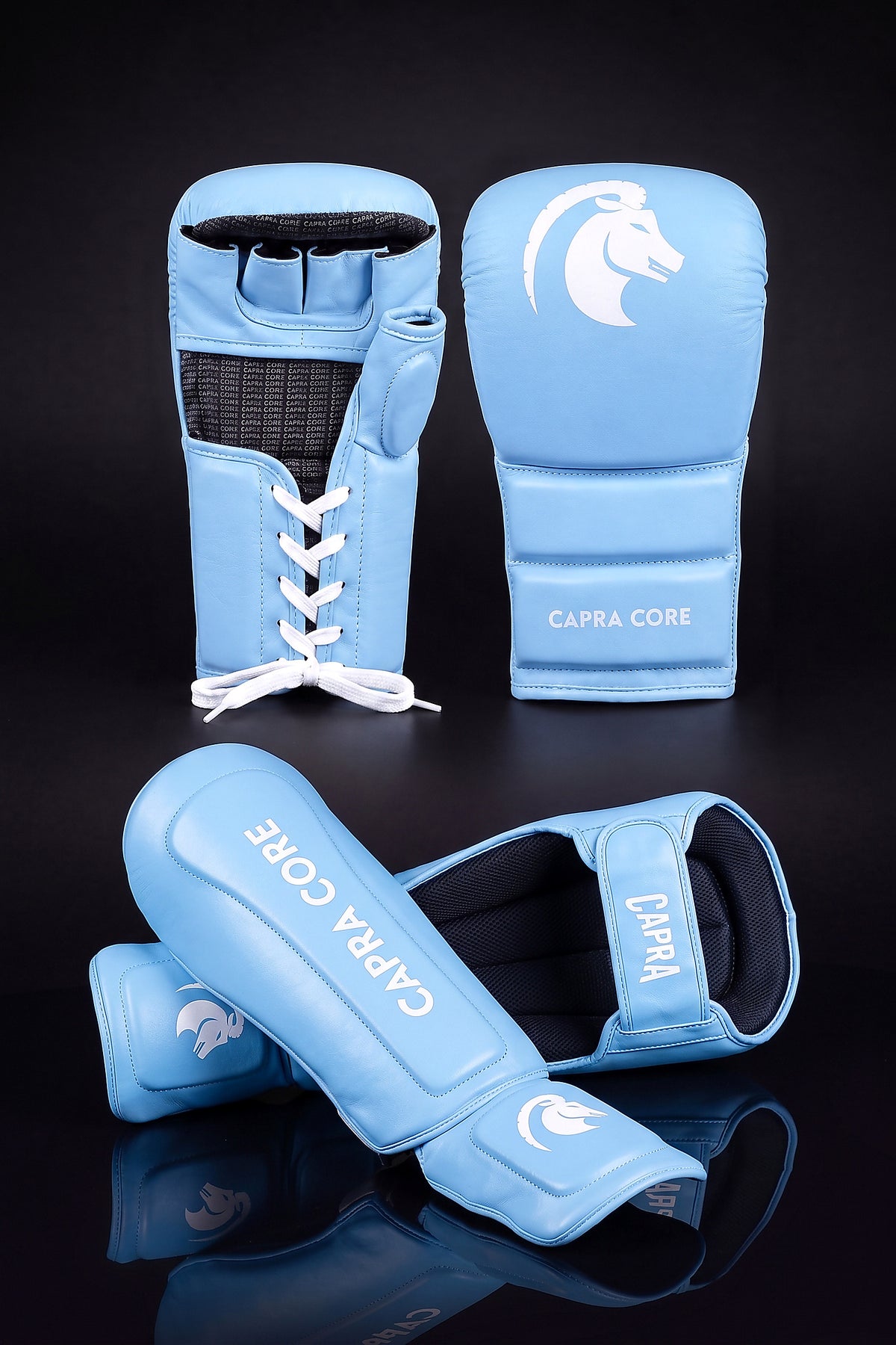 Capra Laced Fight Set in lichtblauw met wit - MMA sparringhandschoenen en scheenbeschermers