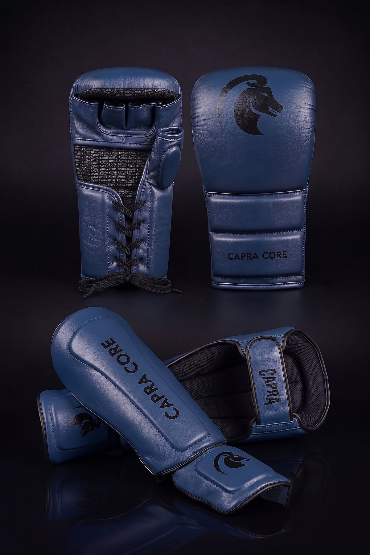 Capra Laced Fight Set in marineblauw met zwart - MMA sparringhandschoenen en scheenbeschermers