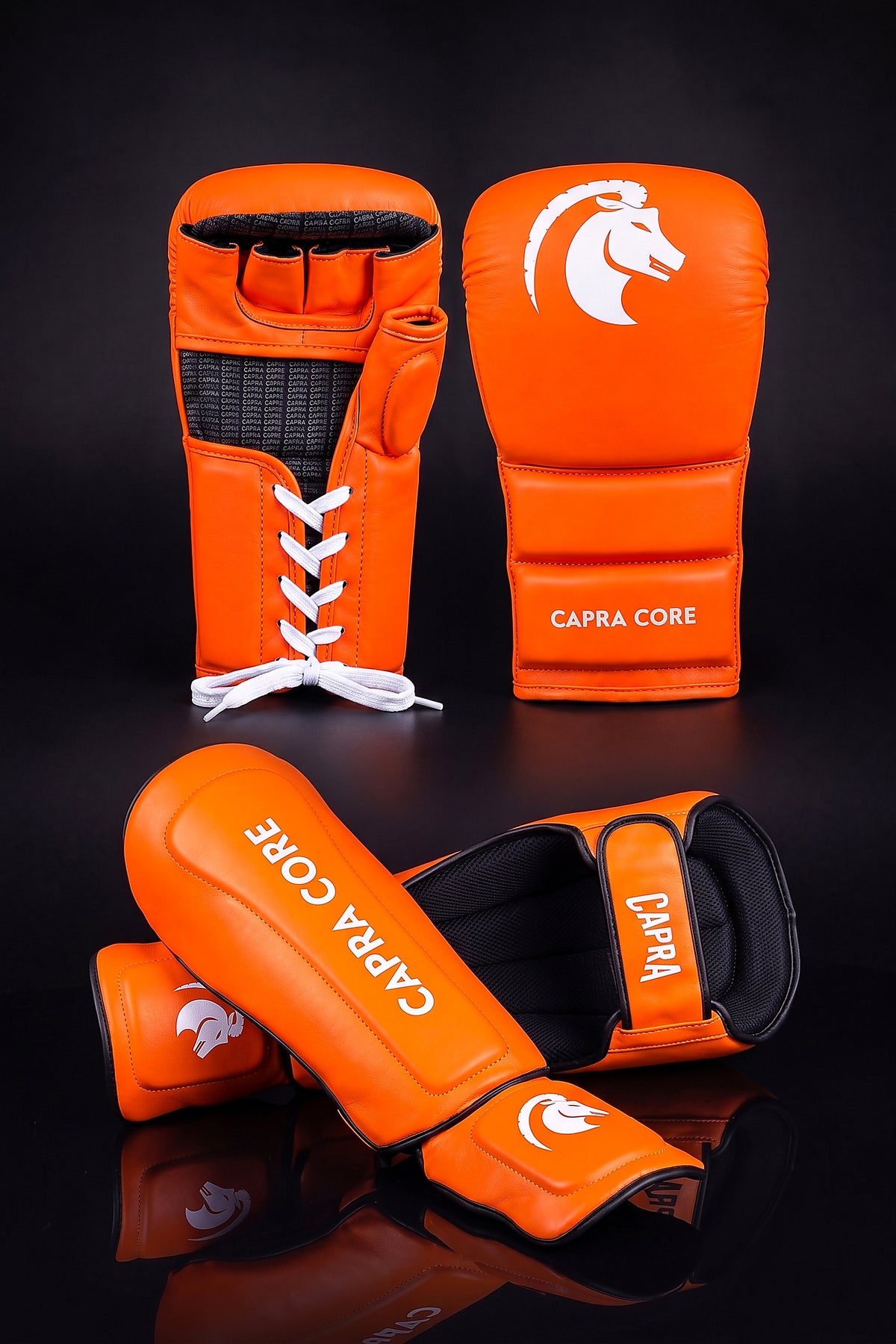 Capra Laced Fight Set in oranje met wit - Nederlandse kleuren - MMA sparringhandschoenen en scheenbeschermers
