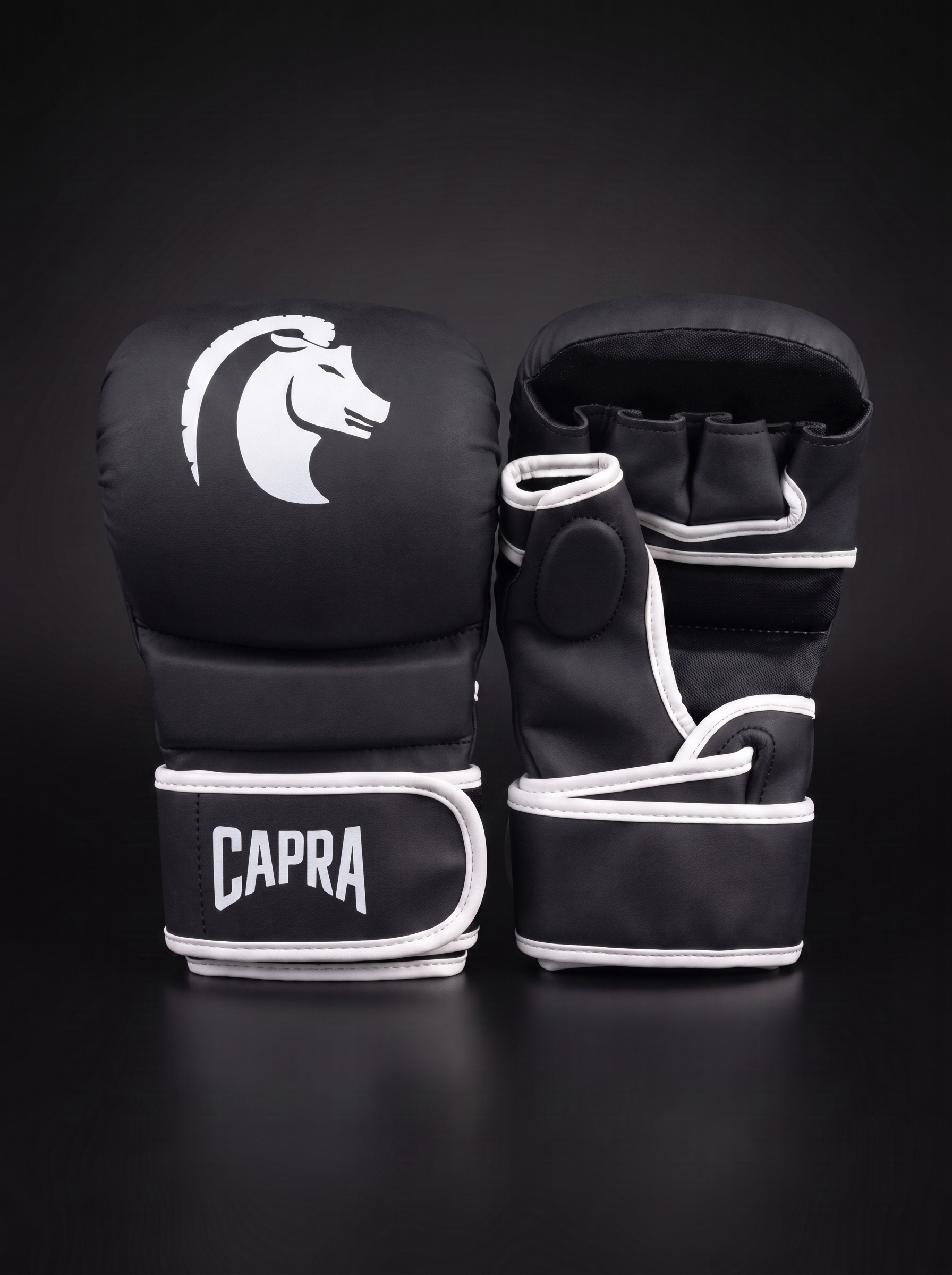 CAPRA MMA Sparring Gloves Core Edition - Mat zwart met wit logo, studio