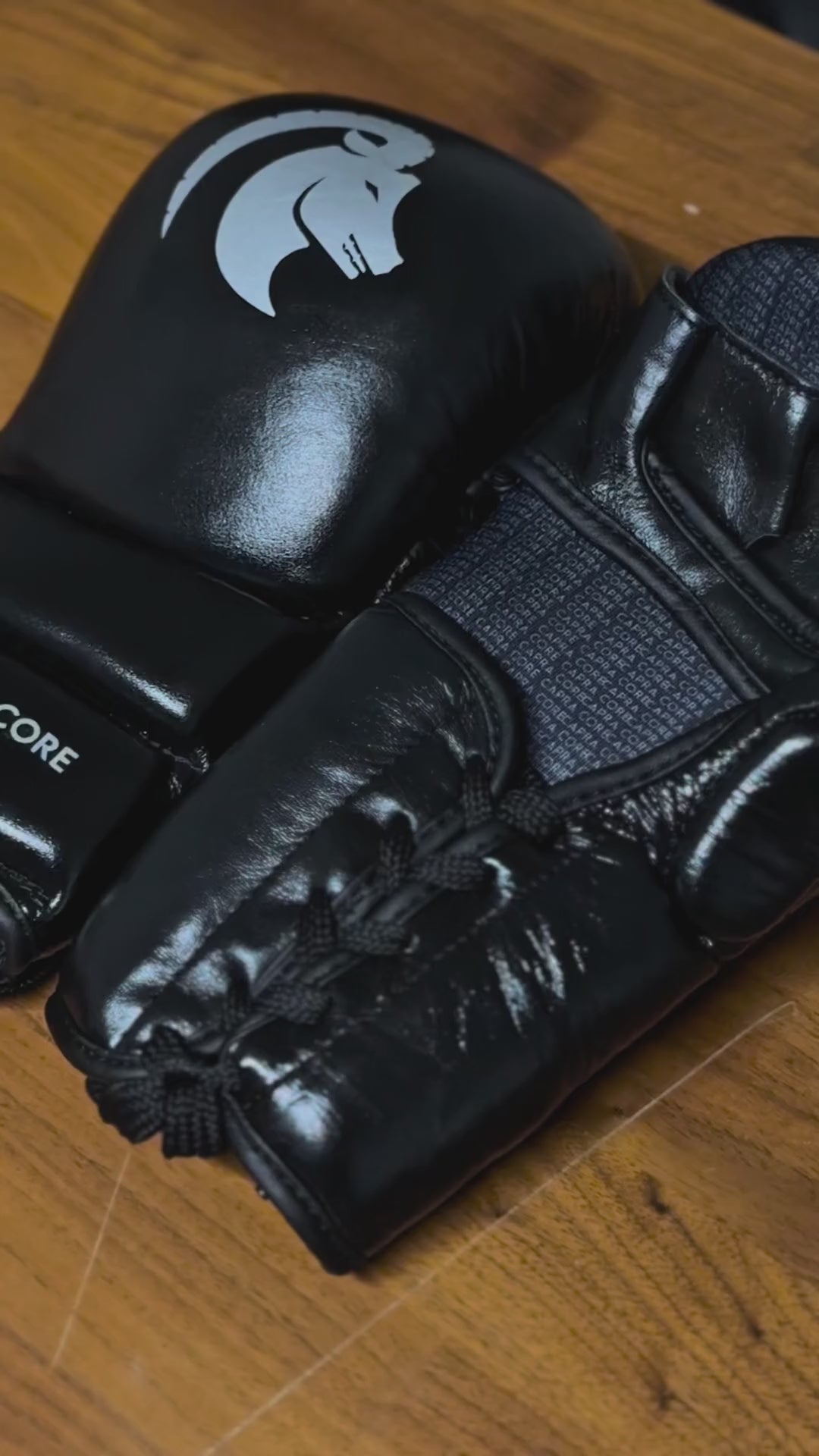 CAPRA Laced Edition MMA sparringhandschoenen in zwart leer - close-up video van de vetersluiting en het geitenlogo