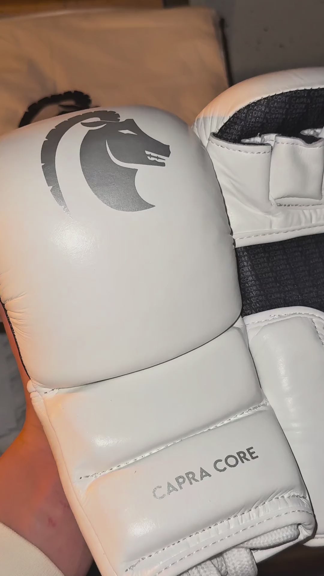 CAPRA Laced Edition MMA sparringhandschoenen in wit leer - video van de vetersluiting en het geitenlogo